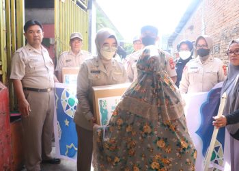 ASN Polda Sulsel Bagikan Ratusan Nasi Kotak dan Paket Sembako ke Masyarakat