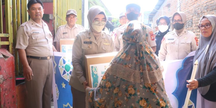 ASN Polda Sulsel Bagikan Ratusan Nasi Kotak dan Paket Sembako ke Masyarakat