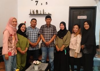 Jalin Silaturahmi, Alumni SMP Ahmad Yani Angkatan 94 Kunjungi Guru Geografi