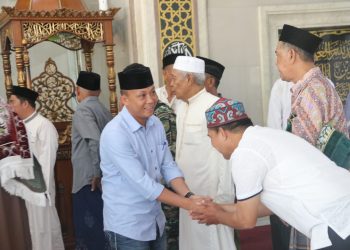 Safari Jum’at, Camat Tallo Salurkan Bantuan Al-Qur’an