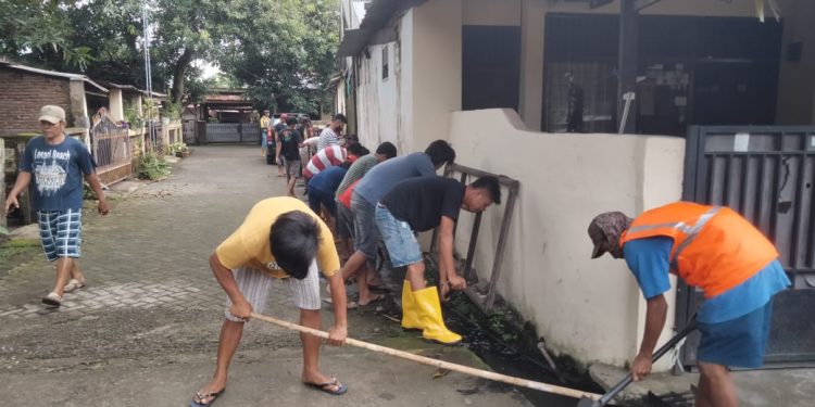 Antisipasi Penyumbatan Drainase, Satgas Kecamatan Tallo Melakukan Pengerukan 