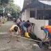 Antisipasi Penyumbatan Drainase, Satgas Kecamatan Tallo Melakukan Pengerukan 