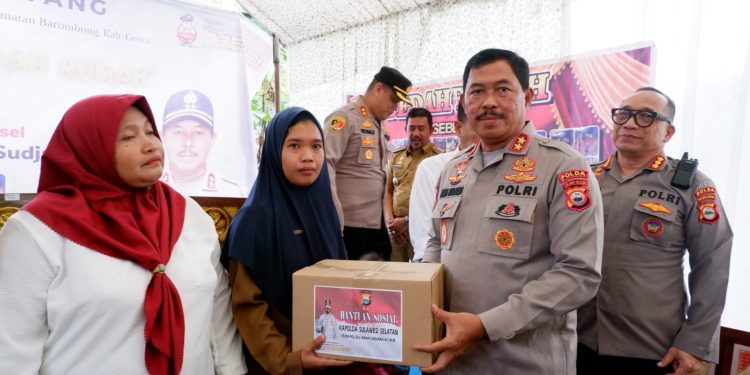 Kapolda Sulsel Bedah Rumah Keluarga Buruh Tani di Desa Tamanyeleng Kab. Gowa