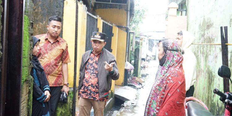 Camat Tallo Dampingi dr. Udin Serahkan Bantuan kepada Warga Terdampak Banjir
