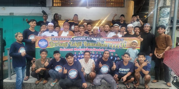Bentuk Kepedulian, ALAKA Solidarity Menggelar Aksi Berbagi Nasi Kotak di Jl Bandang