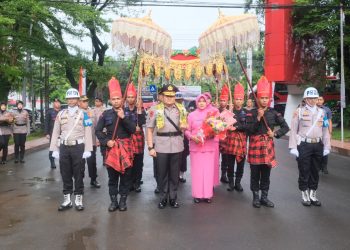 Resmi Berganti, Kapolda Sulsel Baru Disambut Tradisi Angngaru dan Tari Padduppa