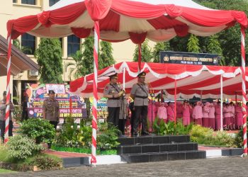 Serah Terima Pataka, Komjen Pol Nana Sudjana serahkan Pataka Pallawa Lipu Polda Sulsel ke Irjen Setyo Boedi Moempoeni