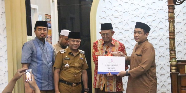 Safari Ramadhan, Camat Tallo Bersama Sekdis PU Menyerahkan Bantuan Hibah Sebanyak Rp. 50 Juta