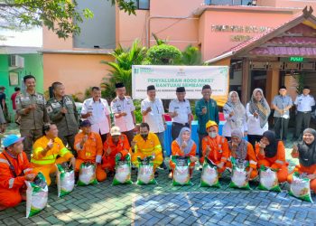 BAZNAS Memberikan Bantuan Paket Sembako Kepada 216 Petugas Kebersihan dan Petugas Drainase