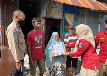Berkah Ramadhan, Personel Bid Humas Polda Sulsel Salurkan Bansos Warga Pra Sejahtera 