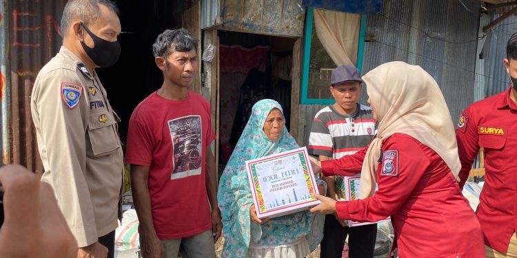 Berkah Ramadhan, Personel Bid Humas Polda Sulsel Salurkan Bansos Warga Pra Sejahtera 