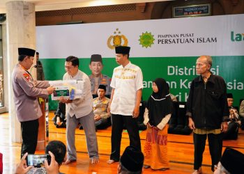 Kapolri Salurkan 30 Ribu Sembako ke Warga yang Membutuhkan