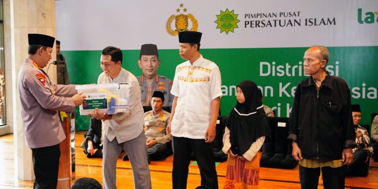 Kapolri Salurkan 30 Ribu Sembako ke Warga yang Membutuhkan