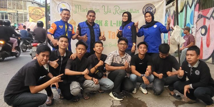 Moment Terbaik, Y-APK Berbagi Nasi Kotak Kepada Pengguna Jalan