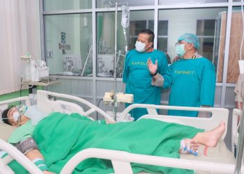 Kapolda Sulsel Menjenguk Anggota Polres Jeneponto Yang Terkena Tembakan