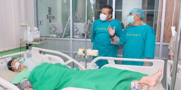 Kapolda Sulsel Menjenguk Anggota Polres Jeneponto Yang Terkena Tembakan