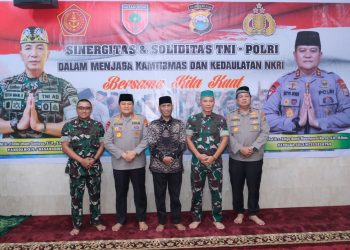 Perkuat Soliditas TNI-Polri, Kapolda Sulsel dan Pangdam XIV Hasanuddin Gelar Sholat Dhuhur dan Makan Siang Bersama