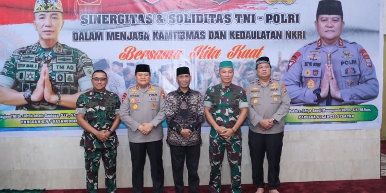 Perkuat Soliditas TNI-Polri, Kapolda Sulsel dan Pangdam XIV Hasanuddin Gelar Sholat Dhuhur dan Makan Siang Bersama