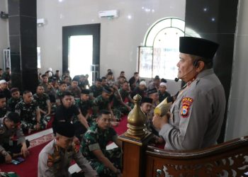 Kapolda Sulsel Gelar Sholat Dhuhur Berjamaah Bersama Danyon Armed 6/105 Kostrad Perkuat Soliditas TNI-Polri