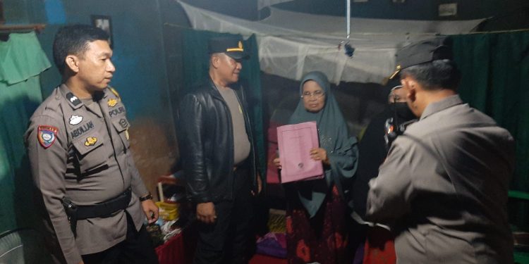 Peduli Sesama, Kapolrestabes Melalui Kapolsek Tallo Beri Bantuan ke Warga Lansia 