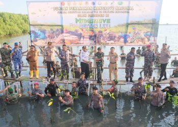 Kapolda Sulsel Hadiri Penanaman Mangrove Nasional Secara Serentak di Kampung Bahari Untia