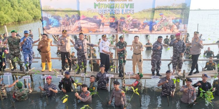 Kapolda Sulsel Hadiri Penanaman Mangrove Nasional Secara Serentak di Kampung Bahari Untia