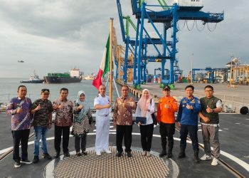 Kunjungi Kapal Perang Angkatan Laut, Camat Tallo Dampingi Walikota Makassar 