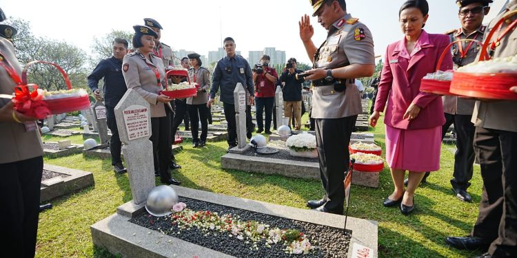 Jelang HUT ke-77 Bhayangkara, Kapolri dan Jajaran Ziarah ke TMP Kalibata