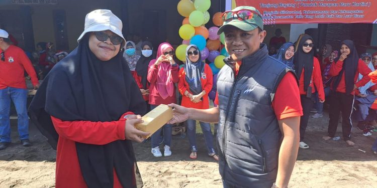 Camat Tallo Gelar Family Gathering Di Pantai Tanjung Bayang