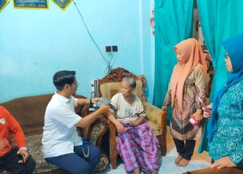 Kunjungi Anak Stunting dan Lansia, Ketua FKKM dr Udin Malik Edukasi Asupan Makanan yang Baik