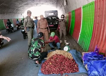 Menindaklanjuti Laporan Warga, Satpol PP BKO Kecamatan Tallo Tertibkan PKL di Terowongan