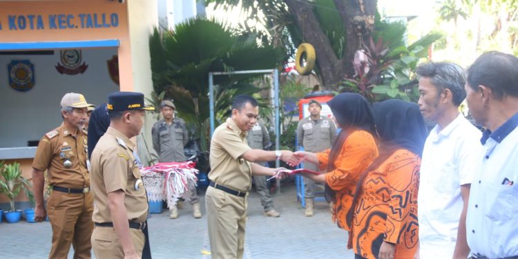 Semarakkan HUT Ke – 78 Kemerdekaan RI, Camat Tallo Menyerahkan Bendera Merah Putih Tahun 2023