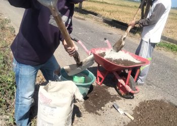 Prihatin Dengan Kondisi Jalan Berlubang, Kepala Dusun Karampuang Perbaiki Jalanan