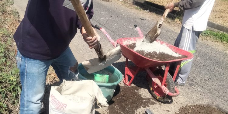 Prihatin Dengan Kondisi Jalan Berlubang, Kepala Dusun Karampuang Perbaiki Jalanan