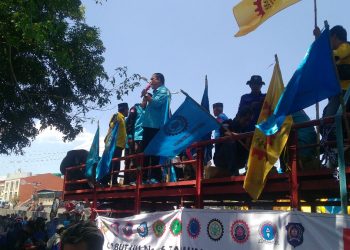 Ribuan Buruh Menggelar aksi Demonstrasi di Depan Kantor DPRD Provinsi Sul-Sel
