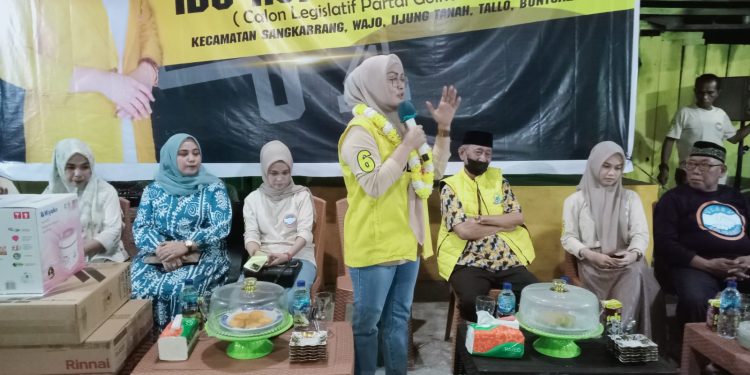 Silaturahmi, Hj. Andi Hastuti Membuka Acara Pertandingan Domino