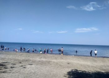 Tolak Bala, Santri PASIH Melakukan Ritual Mandi Safar di Pantai Lamangkia Topejawa