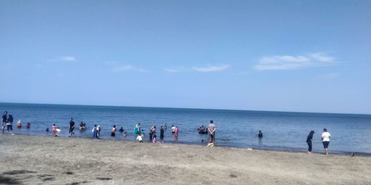 Tolak Bala, Santri PASIH Melakukan Ritual Mandi Safar di Pantai Lamangkia Topejawa
