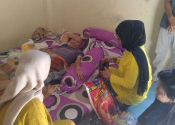 Liestiaty Fachruddin Nurdin Memberikan Bantuan Kepada Nurhayati Penderita Kanker Paru -Paru