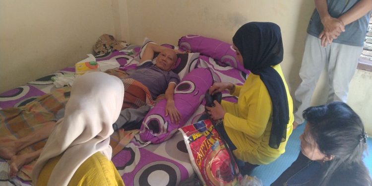 Liestiaty Fachruddin Nurdin Memberikan Bantuan Kepada Nurhayati Penderita Kanker Paru -Paru