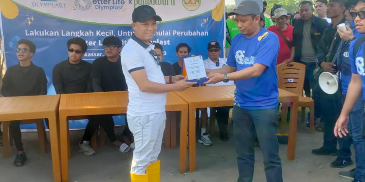 Kerja Bakti Bersama Pandawara, Ratusan Warga Tallo Ikut Angkat Sampah