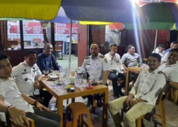 Nikmati Makan dan Minuman, Camat Tallo Bersama Lurah Berkunjung ke Kedai Tujuh Belas
