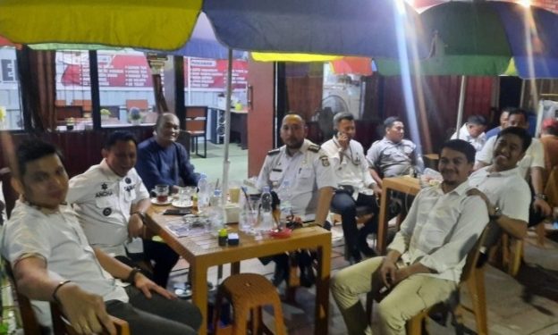Nikmati Makan dan Minuman, Camat Tallo Bersama Lurah Berkunjung ke Kedai Tujuh Belas
