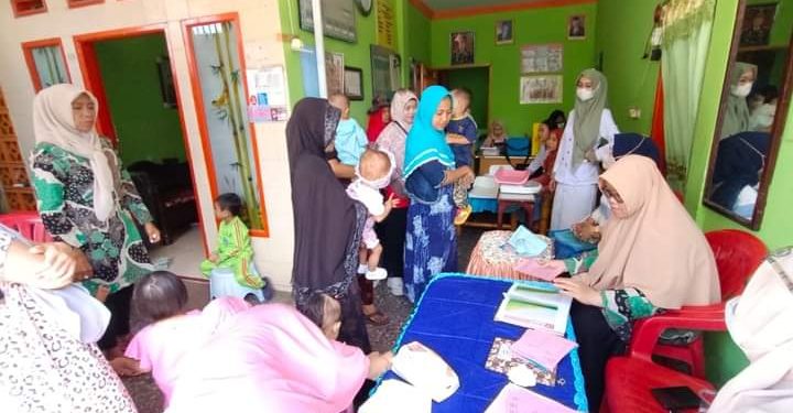 Lurah Wala-Walaya Bersama Kasi Ekbang & Staf Giat Posyandu Nusa Indah 5