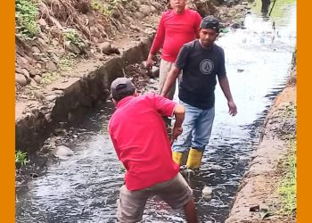 Lurah Kaluku Bodoa Terlibat Langsung Membersihkan Drainase
