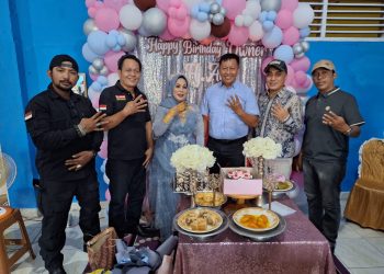 Owner Rumah Makan Bunda Ana Masakan Padang Rayakan Ulang Tahun ke – 43