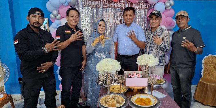 Owner Rumah Makan Bunda Ana Masakan Padang Rayakan Ulang Tahun ke – 43