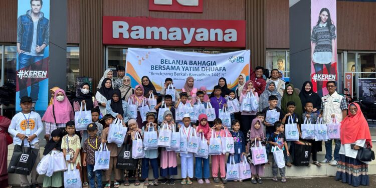 Indahnya Berbagi, YBM PLN UID Sulselrabar Ajak Anak Yatim dan Dhuafa Belanja Baju Lebaran