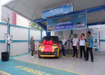 Berkah Gelegar PLN Mobile, Erick Terima Hadiah Mobil Listrik