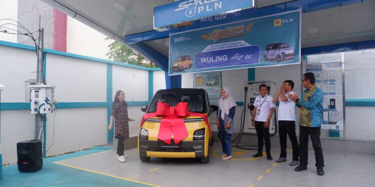 Berkah Gelegar PLN Mobile, Erick Terima Hadiah Mobil Listrik